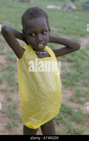 Sudán del sur de agosto de 1998 el hambre. Un niño llevaba comida de plástico Bolsa 1998 Foto de stock