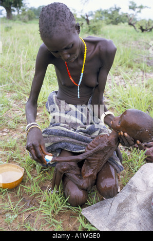 Sudán del sur de agosto de 1998 HAMBRE AJIEP AYAK también Agau lava el cuerpo de su hija AYP MO 1998 Foto de stock