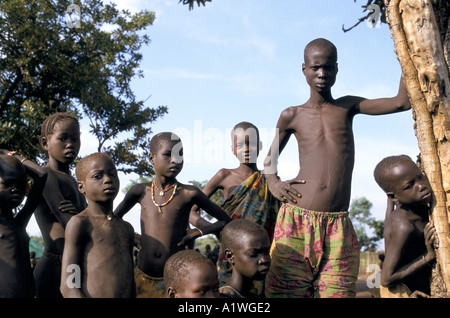 Sudán del sur de agosto de 1998 el hambre. MAPEL. Grupo de desnutridos niños no acompañados ATENDIDOS POR SCF 1998 Foto de stock
