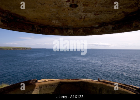 dh Hoxa Head Sound SOUTH RONALDSAY ORKNEY Gun entrada de colocación Scapa Flow batería costera mirada hacia fuera defensa observación guerra mundial dos 2 mar ww2 Foto de stock