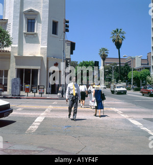 Hombre de negocios negro cruzando la calle en Westwood Village LA Angeles California Estados Unidos Estados Unidos en 1989 1990 KATHY DEWITT Foto de stock