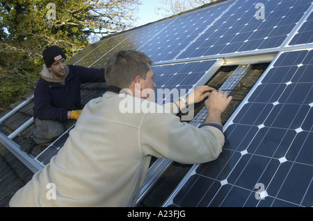 Instalación de foto células voltaicas en el techo de una casa en el sur de Devon, Inglaterra 5KW de capacidad instalada Foto de stock