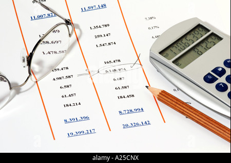 Declaración de posición financiera con bolígrafo, gafas y calculadora Foto de stock