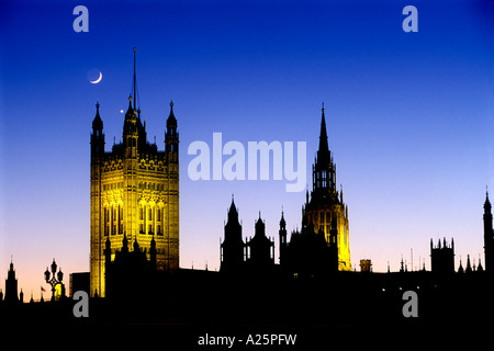 Casas del Parlamento Westminster con la luna por la noche, Londres, Inglaterra Foto de stock