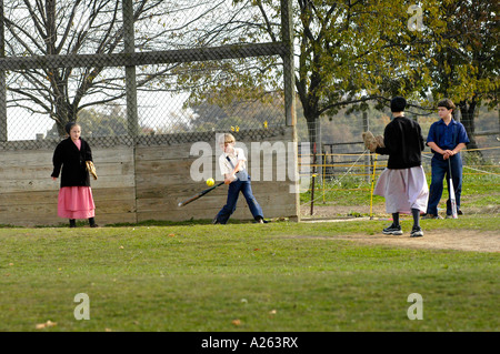 Los niños juegan al béisbol, softbol en patio estilo Amish en y alrededor y Sugarcreek Millersburg Ohio OH Foto de stock