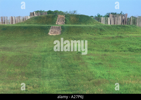 Aztalan un Oriente Mississippiano sitio en Wisconsin mostrando un montículo y parte de la aldea reconstruida empalizada. Fotografía Foto de stock