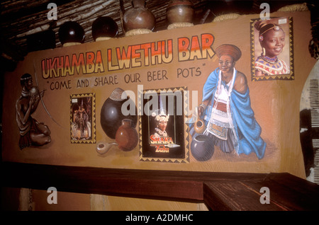 Las imágenes en la pared de Zulu bar Foto de stock