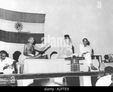 MKG33119 Mahatma Gandhi spinning y Maulana Azad y Acharya Kripalani en todas las sesiones del Comité del Congreso de la India Mumbai 1946 Foto de stock