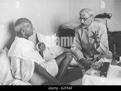 Mahatma Gandhi hablando con Abul Kalam Azad, Birla House, Bombay, Mumbai, Maharashtra, India, Asia, junio de 1945, antiguo cuadro vintage de 1900 Foto de stock
