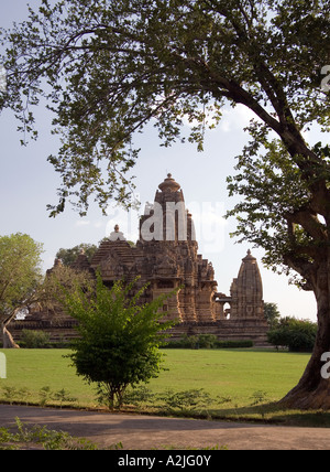 El complejo del Templo Kandariya Mahadev en Khajuraho, en la región central de Madhya Pradesh en la India. Un sitio de Patrimonio Mundial de la UNESCO. Foto de stock