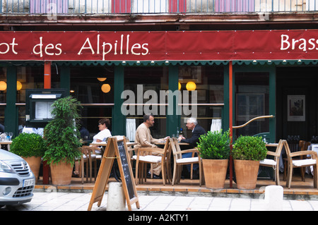 El restaurante Le Bistrot des Alpilles. Gente sentada en la terraza exterior para comer. Saint Remy de Provence, Bouches du Rhône, Francia, Europa
