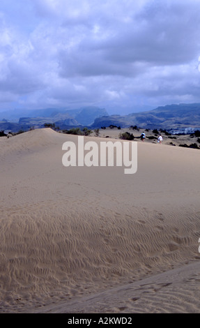 Nubes de tormenta sobre las dunas de arena de Maspalomas. GRAN CANARIA CANARIAS EUROPA Foto de stock