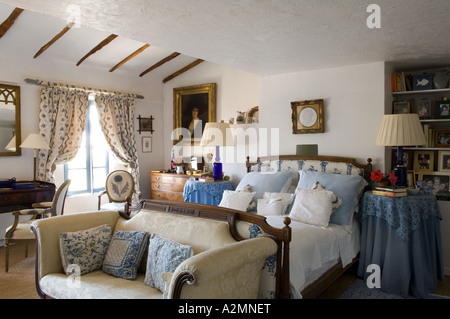 País tradicional francesa dormitorio con sofá en casa provenzal Foto de stock
