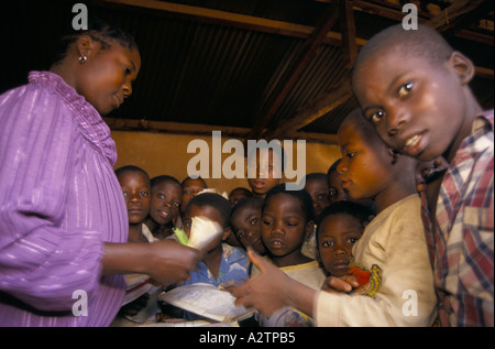 Niassa Mozambique 1995. Las aulas de la escuela primaria con el profesor y los alumnos. Foto de stock