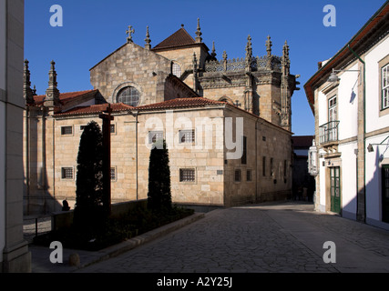 La Catedral de Braga, la más antigua de todas las catedrales en Portugal y el principal lugar de culto. Vista trasera.