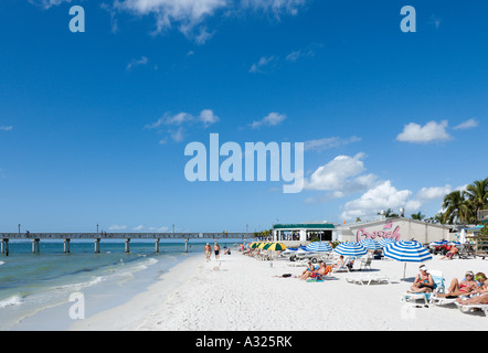 La playa y el muelle en el centro del resort, Fort Myers Beach, Florida, la Costa del Golfo, EE.UU. Foto de stock
