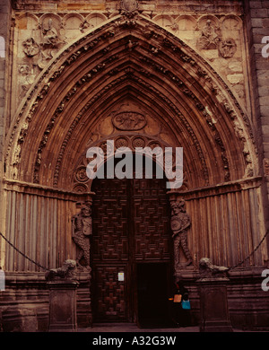 La puerta principal de la Catedral de Ávila o la Catedral de Ávila, la catedral más antigua del gótico español, España Foto de stock