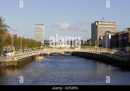 Mirando hacia abajo el río Liffey hacia el hapenny ha penny bridge sobre el río Liffey en Dublín Foto de stock