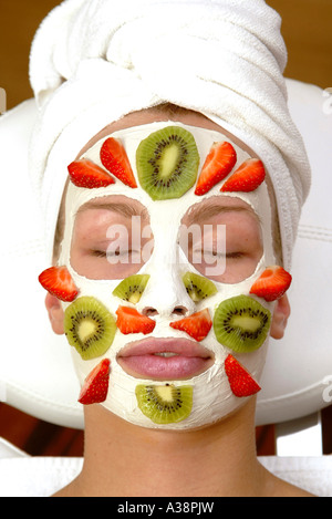 Belleza Frau mit einer Gesichtsmaske Schoenheitsmaske, Mujer con máscara facial Foto de stock
