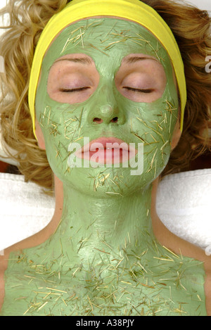 Belleza Frau mit einer Gesichtsmaske Schoenheitsmaske, Mujer con máscara facial Foto de stock