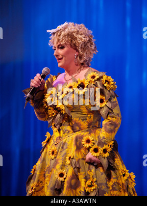 Diva cantante ejecutante holandesa Karin Bloemen en vivo en el escenario vistiendo una de sus marcas vestidos de flores de Aalsmeer Países Bajos