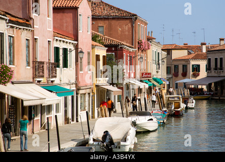 Laguna de Venecia Veneto Italia Isla de Murano turistas que caminan en Fondamente dei Vetrai junto a las tiendas y canales con barcos amarrados. Foto de stock