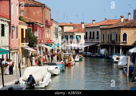 Venecia Veneto Italia turistas paseando junto al canal principal en Fondamente dei Vetrai en la fabricación de vidrio de Murano Lagoon Island Foto de stock