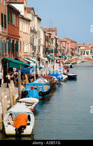Venecia Veneto Italia turistas caminando por el canal principal de Fondamente dei Vetrai en la fabricación de vidrio de Murano Lagoon Island Foto de stock