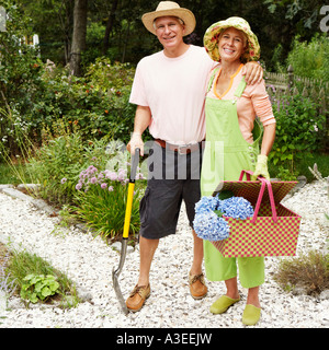 Retrato de un hombre maduro y una mujer mayor de pie en un jardín. Foto de stock