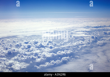 Por encima de las nubes
