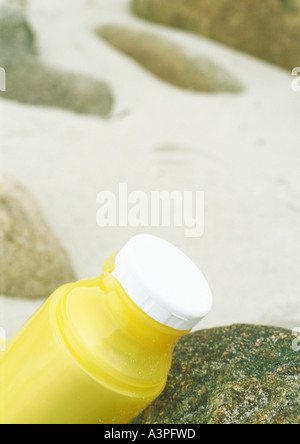 Botella de plástico en la playa