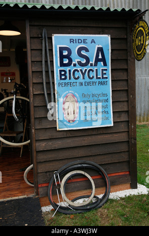 Vintage tienda de bicicletas en el Goodwood Revival, West Sussex, UK 2006