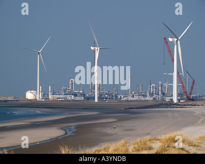 Turbinas de viento está construido construido en Maasvlakte playa cerca del puerto de Rotterdam, Países Bajos