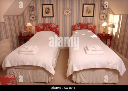 Par de camas supletorias en habitación abuhardillada con techo agudo  Fotografía de stock - Alamy