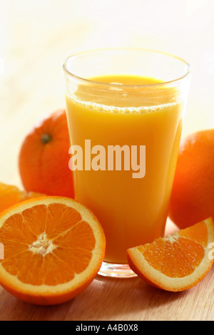 Vaso de jugo de naranja fresco Foto de stock