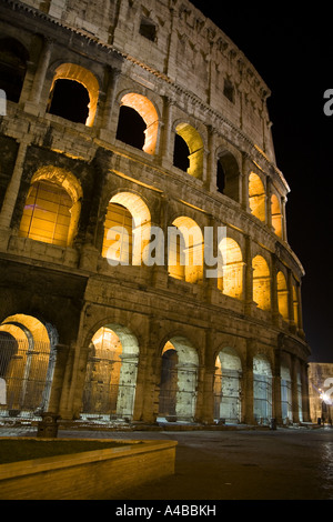 El coliseo o Anfiteatro Flavio por noche Roma Italia