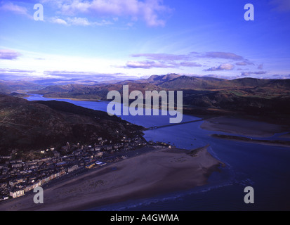 Vista aérea de Barmouth, estuario Mawddach y Cadair Idris Gwynedd Mid Wales UK Foto de stock