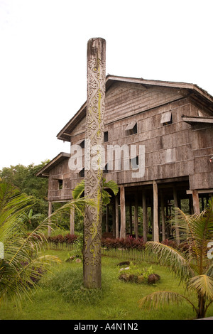 Malasia Borneo Sarawak Cultural Village Melanau longhouse y sepultura post Foto de stock