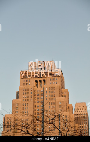 Hotel New Yorker edificio art deco en la Octava Avenida en el Midtown de Nueva York, EE.UU. Abril 2005 Foto de stock
