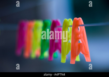 Tacos de plástico de varios colores en una línea de lavado Foto de stock