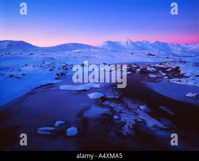 Gélido amanecer sobre el paisaje cubierto de nieve Rannoch Moor Highlands escocesas Foto de stock