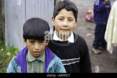 GUATEMALA CAPELLANIA joven indígena Maya Quiché chica en traje moderno Fotografía de stock Alamy