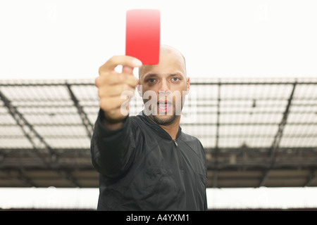 Árbitro dando una tarjeta roja Fotografía de stock -