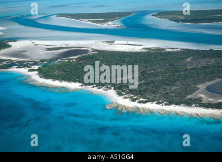 Foto aérea Islas Turcas y Caicos Islas Turcas y Caicos Caribe Oriental Mostrando playas de arena y aguas verdes islas subdesarrolladas Foto de stock