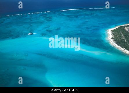 Islas Turcas y Caicos antena azul verde de arrecifes de coral del mar caribe punta arena superficial de la isla Foto de stock