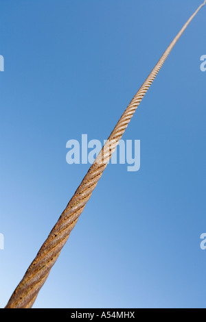 Cuerda de acero oxidado contra el cielo azul Foto de stock