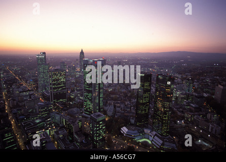 Horizonte de Frankfurt, Alemania, a lo largo de la Mainzer Landstrasse con las siguientes rascacielos de derecha a izquierda: Deutsche Bank, Foto de stock