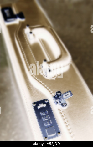 Concepto de negocio de maletín desbloqueado en formato negativo Foto de stock