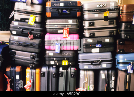 Gran montón de maletas, maletas, bolsos y mochilas aislados Fotografía de  stock - Alamy