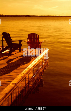 Dos sillas en Muskoka dock. Foto de stock